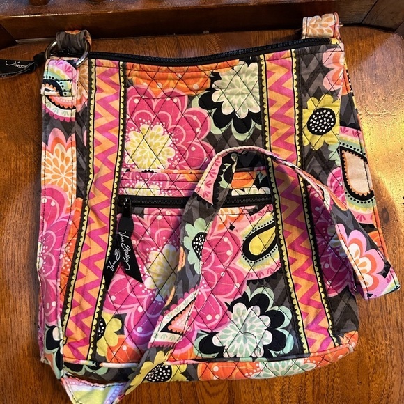 Vera Bradley Handbags - Vera Bradley Crossbody in Ziggy Zinnia EUC